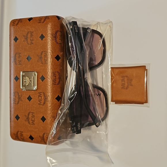 NWT MCM725S 52-20-140 grey sunglasses with hard case and cleaning cloth - Picture 9 of 15